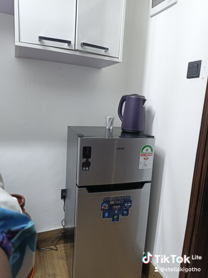 Water dispenser and kettle